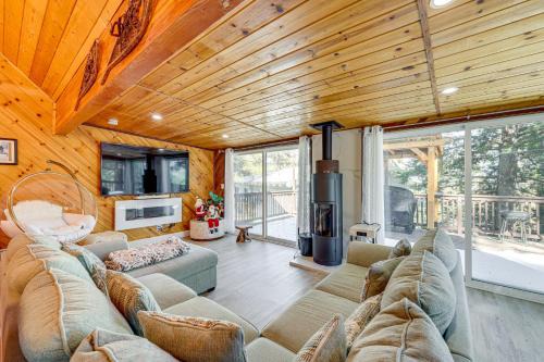 Wrightwood House | Wraparound Deck & Grill: Wrightwood Cabin Near PCT