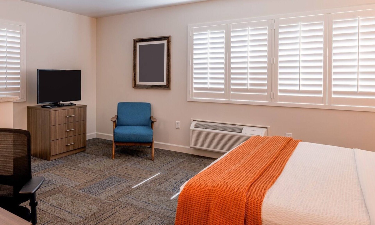 Moss Landing Hotel | Your Coastal Hideaway: Deluxe King with Wet Bar