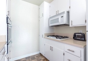 Airy Brentwood 2BR, walk to Shops & Bars, by Blueground