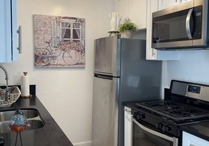 Beautiful unit in the heart of Belmont Shores!