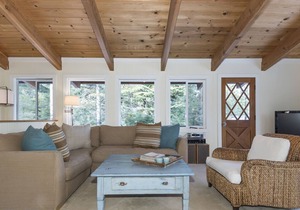 Chamberlands Elevated * Updated * Clean & Fresh * Private Pool, Beach & Tennis