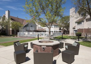 Comfortable Countryside Stay, 2 Comfortable Units, Onsite Pool, Pets Allowed in Eagan