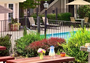 Comfortable Countryside Stay, 2 Comfortable Units, Onsite Pool, Pets Allowed in Eagan