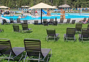 Comfy Home with Shared Pool, Private Hot Tub, Large Backyard, and SHARC Passes in Sunriver