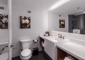 Group Vacation! 2 Modern Units, Casino, Pool, FREE Parking