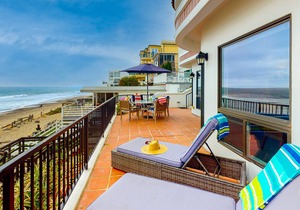 Oceanfront Condo Overlooking Pacific w/Private W/D, Free WiFi, Deck, & Patio