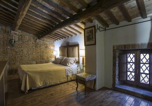 Romantic accommodation, in a castle, with swimming pool in Proceno