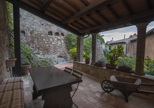 Romantic accommodation, in a castle, with swimming pool in Proceno