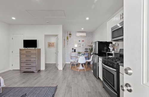 Valley Village House | ৎ୭ Vibrant and Cheerful Valley Village Abode ৎ୭
