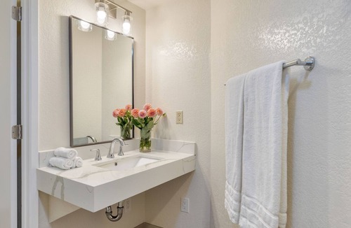 Laguna Beach Hotel | 1 Block to Beach | Pool + Hot Tub + Rooftop Terrace | The Mara by AvantStay