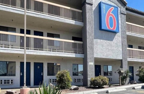 Barstow Apartment | 1 King Bed|Suite,Non-Smoking