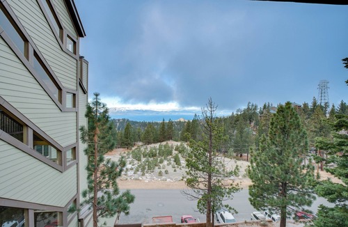 Tahoe Village Apartment | 1 Mi to Stagecoach Lift! Homey Tahoe Townhome