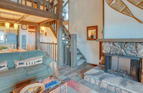 Tahoe Village Apartment | 1 Mi to Stagecoach Lift! Homey Tahoe Townhome