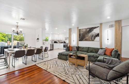 San Fernando House | 14 ppl Estate w/Pool. Near Universal Studios!