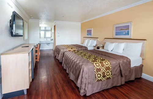 Corcoran Hotel | 2 Affordable Rooms Close to Public Transport – Steps from Christmas Tree Park