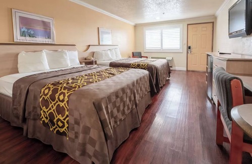 Corcoran Hotel | 2 Affordable Rooms Close to Public Transport – Steps from Christmas Tree Park