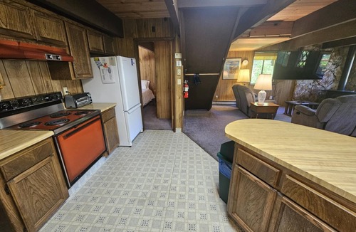 Donner Lake Woods Cabin | 2 bedroom, 2 bath, sleeps 6, West End of Donner Lake DLR#007