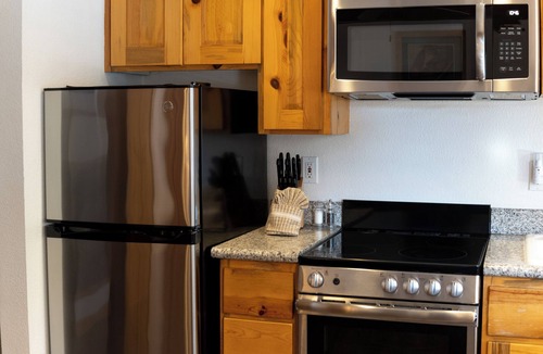 Tahoya Shores Hotel | 2 Bedroom| Full Kitchen | Hot Tub | Near Lake Tahoe Beach