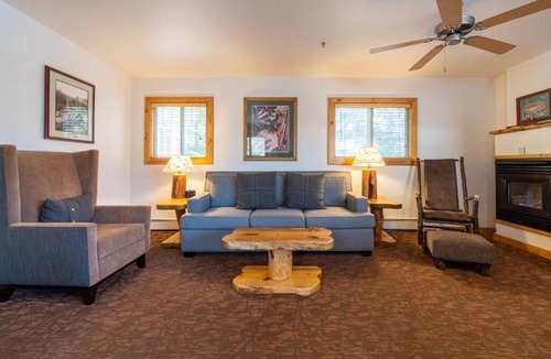 Tahoya Shores Hotel | 2 Bedroom| Kitchen | Pool, Spa Tub & Parking | Near Lake Tahoe Beach