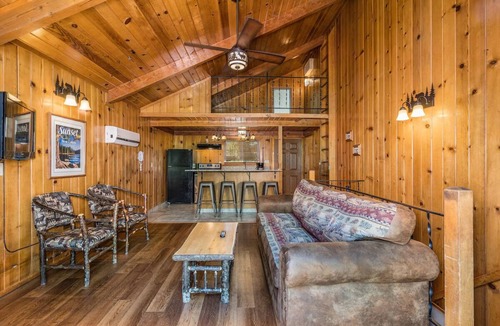 Bass Lake Hotel | 2 Lake Escape with Breakfast (Select Stays) Near Bass Lake & Outdoor Adventures
