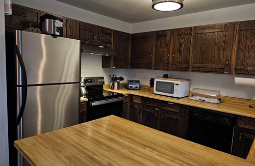 Tahoe Village House | 2 Min. From HEAVENLY NV SKI LIFTS! Pvt Sledding Hill! 2 En-Suite BRs! Fireplace!