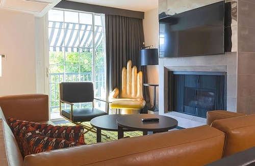 Norma Triangle Hotel | 2 Modern Units! Family- Friends Reunion at the Rooftop Poolside Bar