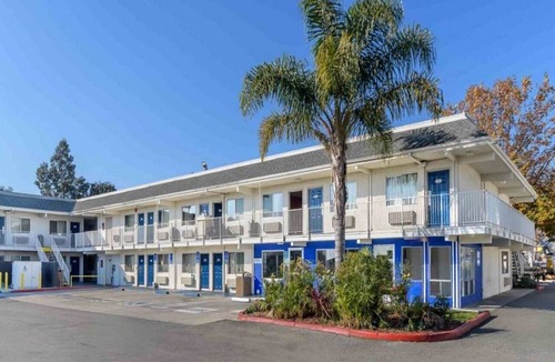 Hayward Apartment | 2 Queen Beds|ADA/Tub/Micfridge
