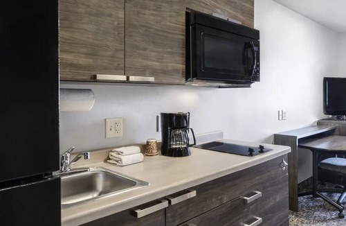 Redding Hotel | 2-Room Modern Escape w/Kitchenette & Blackout Curtains for Restful Nights
