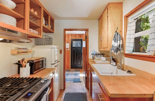 Pine Cove Cabin | 2-Story 3 BR Mountain Cabin w/Fireplace, Hot Tub