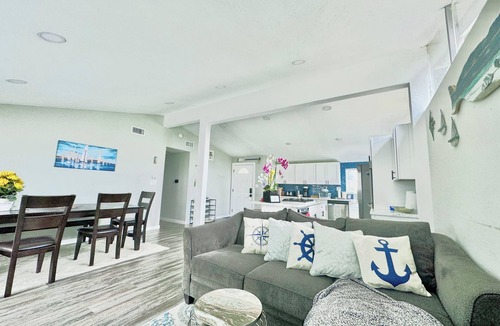 Allied Gardens House | 2000SqFt Oasis Outdoor Patio BBQ for Family 5Beds, 4KTV, 4BdR, 2BathR Fast EV