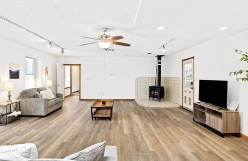 Baker Street House | 2134 Sacramento, Unit B (Back House) · Spacious 1BR House in Bakersfield