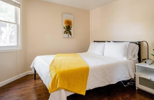 North Oak Park House | *2bdr Victorian Home away from Home - *Central Loc