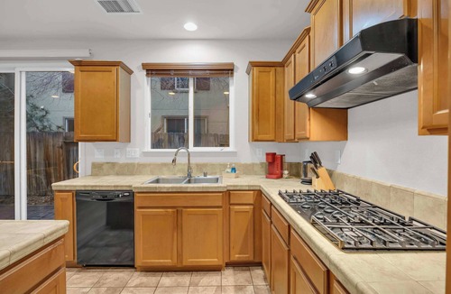 Reno House | 3-bedroom/2.5bath/5TVs/Sleeps 12
