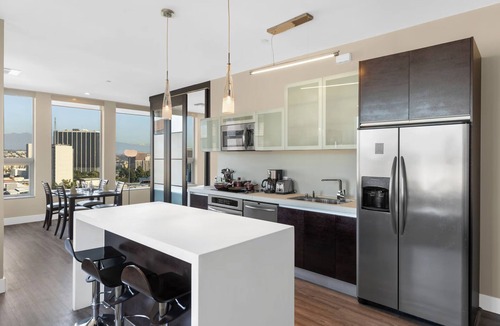Downtown Los Angeles Apartment | 3 Bedroom Lux Skyline Penthouse DTLA High-Rise Apartment