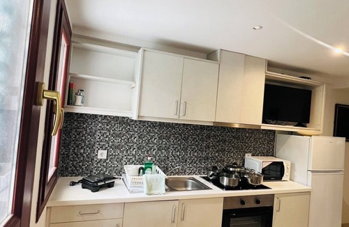 Perissa Villa | 3 Bedrooms Apartment included Car Rental (heated pool)