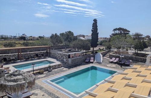 Perissa Villa | 3 Bedrooms Apartment included Car Rental (heated pool)