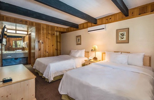 Bass Lake Hotel | 3 Forest Retreat with Balcony & Lake Activities Steps from Bass Lake