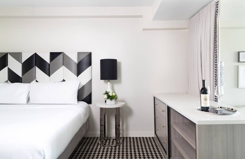Norma Triangle Hotel | 3 Modern King Suite with Balcony, Hollywood Views and City Skyline Scenery
