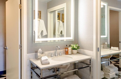 Norma Triangle Hotel | 3 Modern King Suite with Balcony, Hollywood Views and City Skyline Scenery