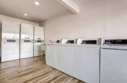 Ukiah Apartment | 3 Queen Beds|Non-Smoking