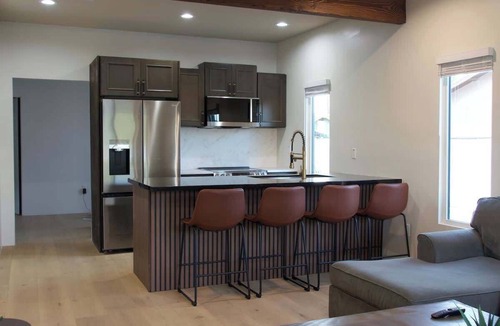 Brawley House | 3bd3ba*Kingbeds*New*75" TV*Full Kitchen*W/D