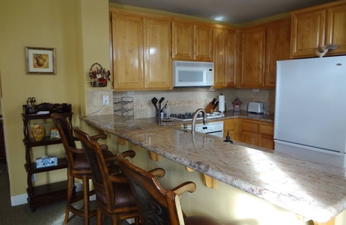 Windsor House | 3Br/2.5Ba Furnished Townhouse Walk To Town Green