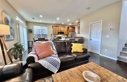 North Natomas House | 3BR · King Bed · Garage · 10 Min to Airport and Downtown