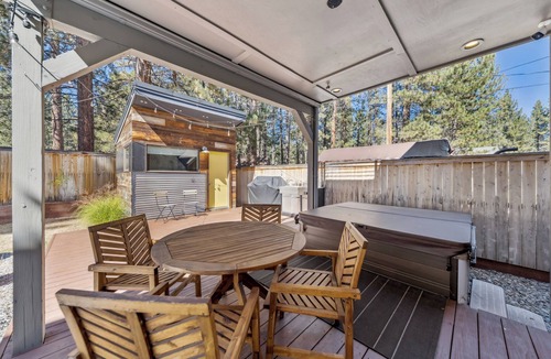 Sierra Tract House | 4 bed, 3 Bath Home in South Lake Tahoe Available for SKI LEASE only.