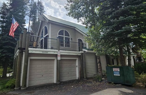 Donner Lake Woods House | 4 bedroom, 3 bath, sleeps 10 adults with 2 addtl rooms. West End Donner Lake.