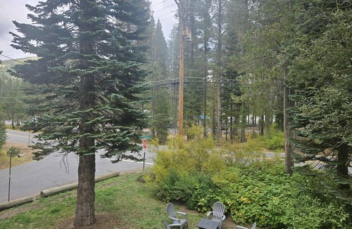 Donner Lake Woods House | 4 bedroom, 3 bath, sleeps 10 adults with 2 addtl rooms. West End Donner Lake.