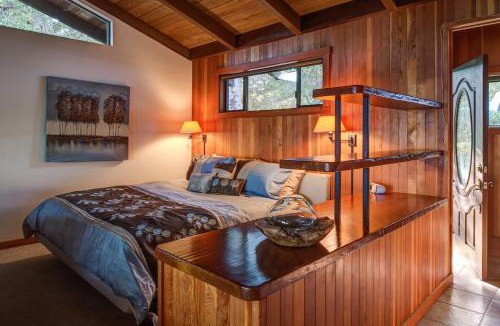 Posts Villa | 5 acres pool/spa, walk to all Big Sur has to offer