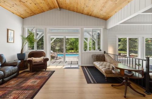 Freestone Villa | 5 BR 4 BA Shangri-La Redwood Lodge Retreat with Pool & Sauna - Event Friendly Space