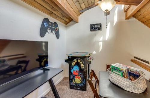 Wrightwood House | 5 Mi to Mountain High Resort: Home w/Gaming Area