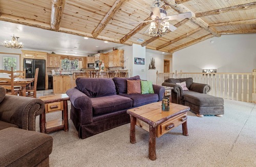 Fox Farm House | 5 STAR CABIN! PRIVATE Hot Tub. Game room! Close VILLAGE, SLOPES, LAKE!